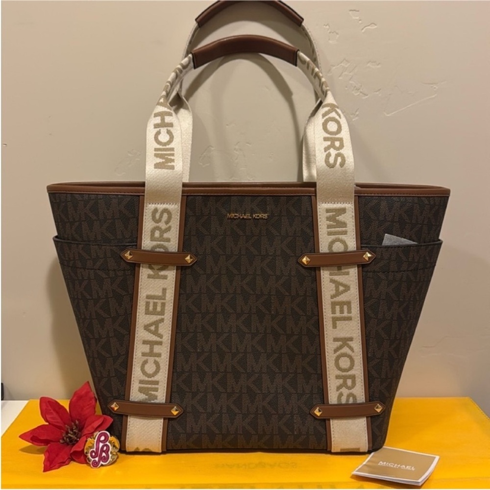 NEW✨ Michael Michael
Kors Maeve Bag Dark Brown
Monogram-Print Tote Bag